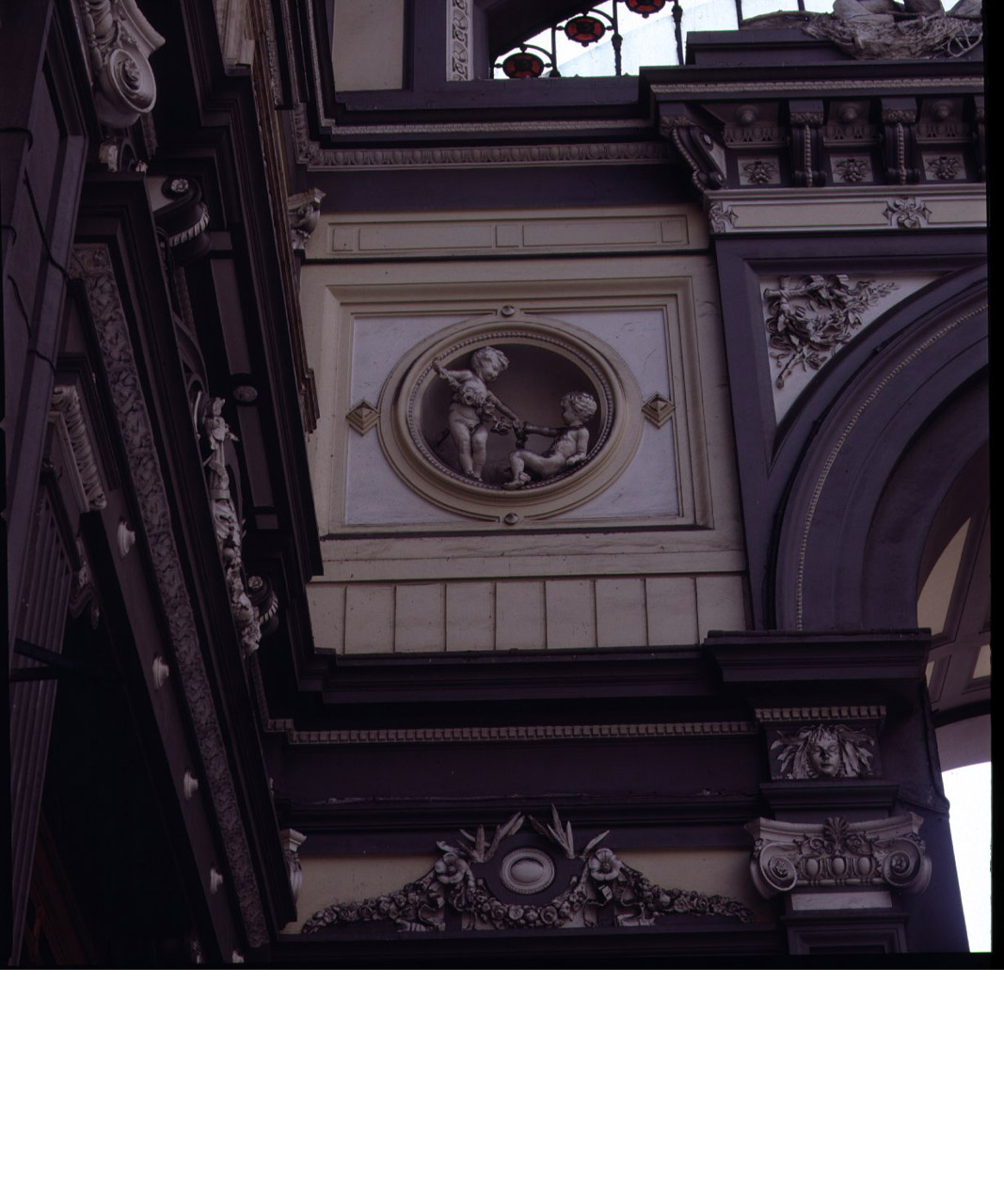 putti con fiori (scultura, serie) di Breglia Nicola, De Novellis Giovanni (sec. XIX)