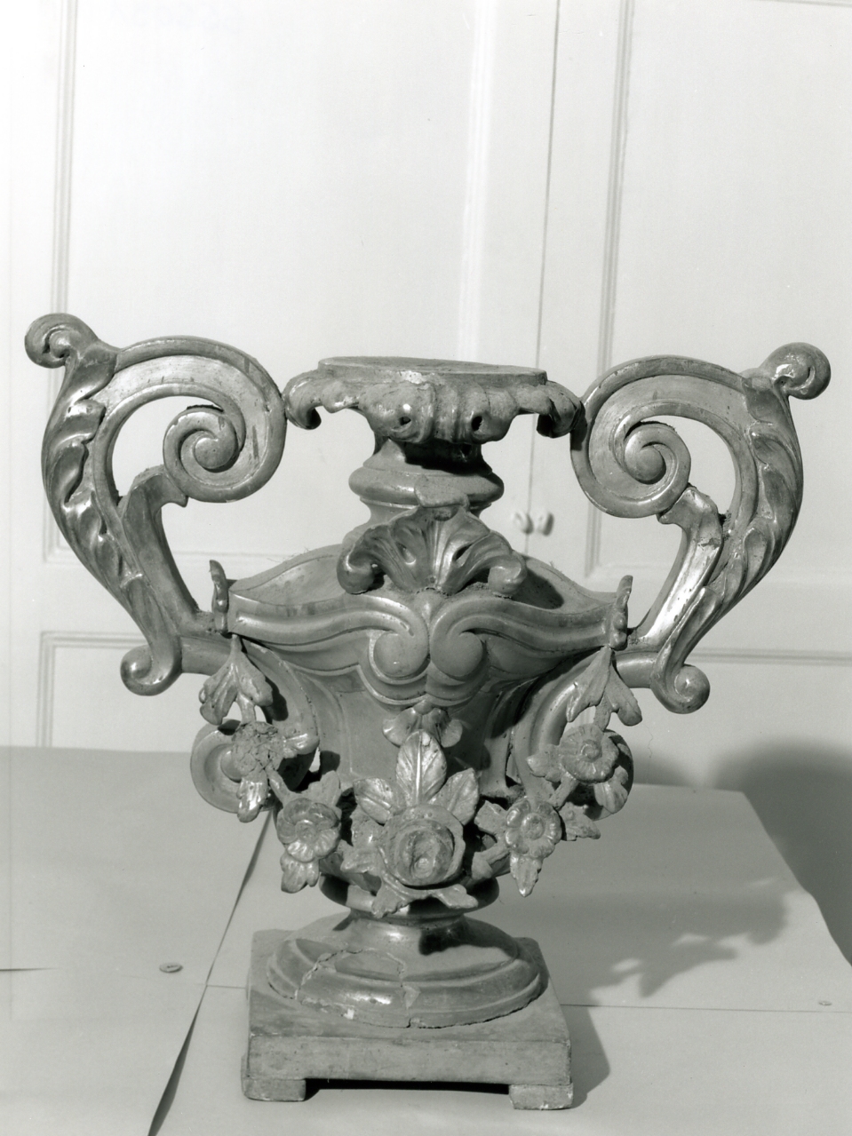 vaso d'altare con composizione floreale - bottega napoletana (seconda metà sec. XIX)