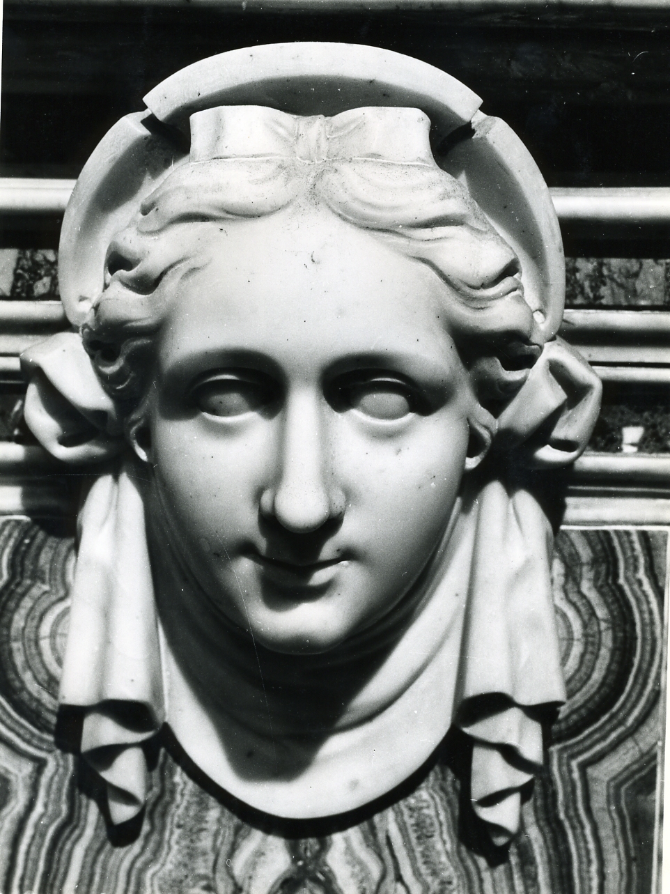 testa di donna (decorazione, serie) di Persico Paolo (sec. XVIII)