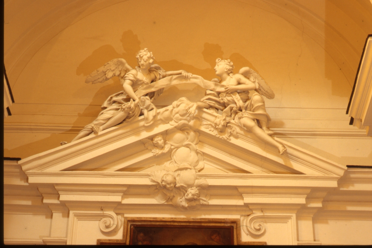 angeli con simboli mariani (decorazione plastica) - bottega napoletana (secondo quarto sec. XIX)