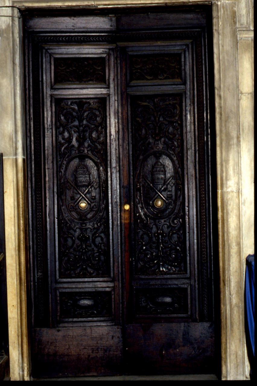 motivi decorativi fitomorfi/ simboli di San Pietro (porta - a due battenti) - bottega napoletana (fine sec. XVIII)