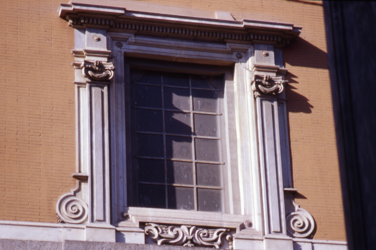 mostra di finestra, elemento d'insieme di Ghisolfi Onofrio (sec. XVII)