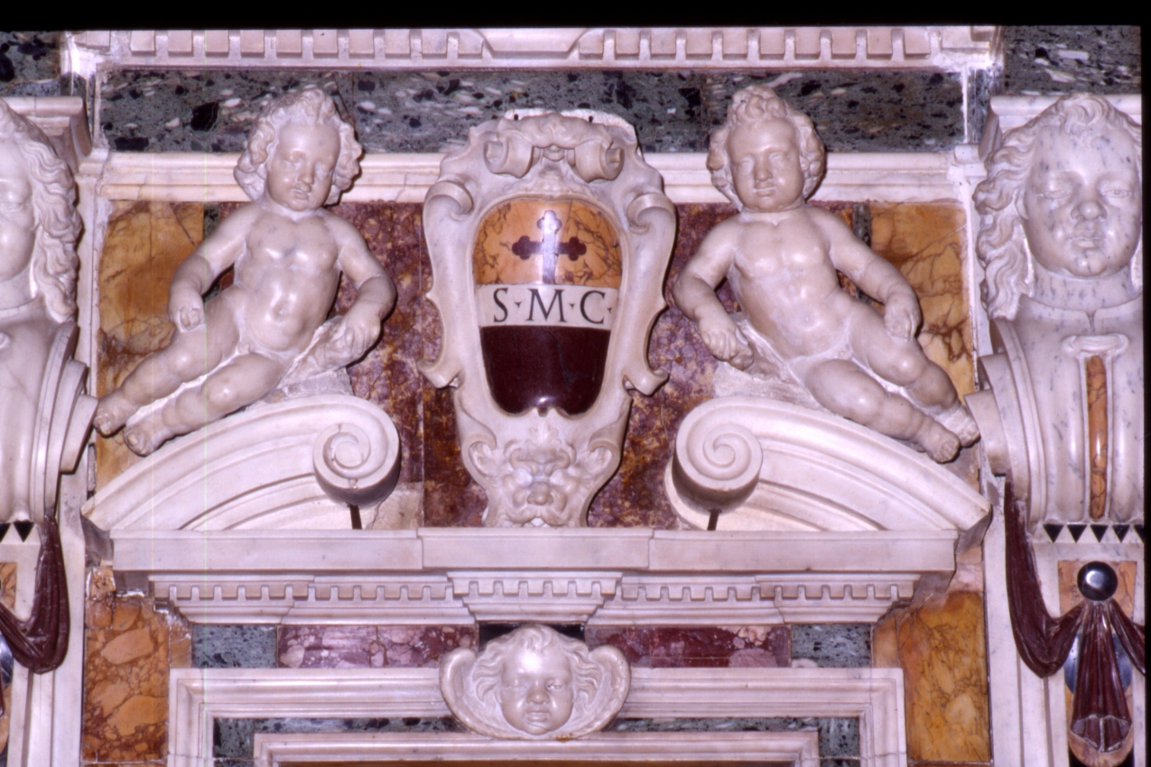 putti reggistemma (decorazione plastica, elemento d'insieme) - bottega napoletana (primo quarto sec. XVII)