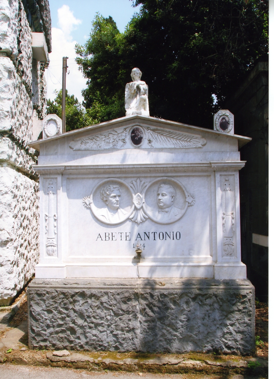 monumento funebre di Cacciapuoti Gennaro (sec. XX)