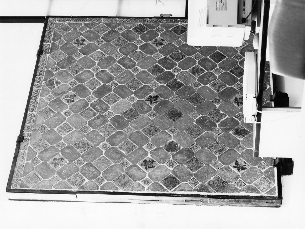 pavimento, frammento - bottega napoletana (metà sec. XVI)