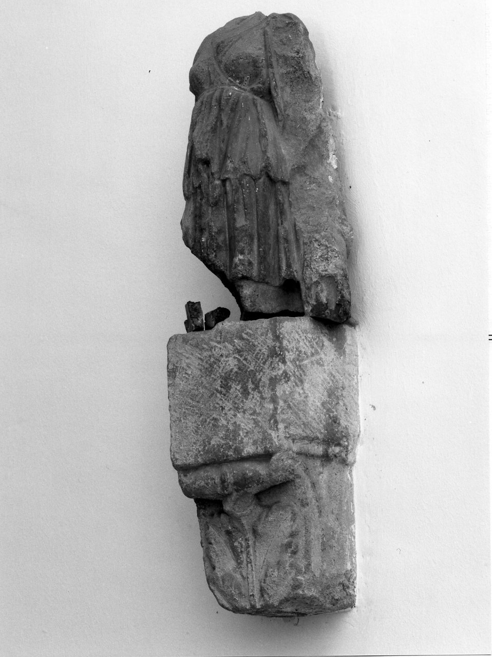 statuetta, frammento - bottega napoletana (prima metà sec. XV)
