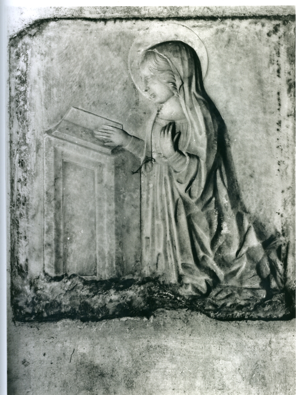 MADONNA ANNUNCIATA (RILIEVO, ELEMENTO D'INSIEME) - AMBITO NAPOLETANO (Seconda metà sec. XV)