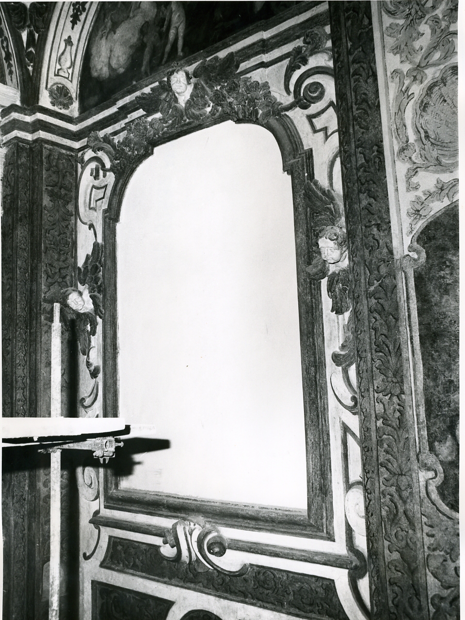 cherubini e motivi decorativi a volute (decorazione plastico-pittorica) - bottega napoletana (fine sec. XVII)