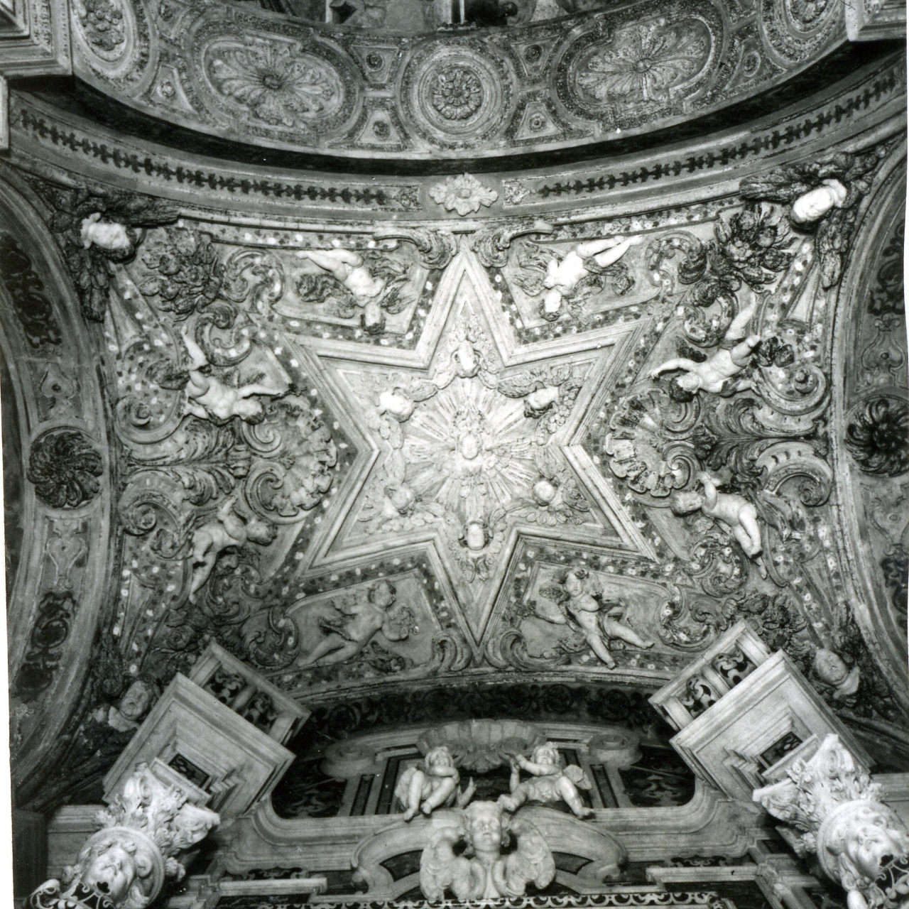 cherubini e puttini con motivi decorativi a conchiglia e volute (decorazione plastica) - bottega napoletana (fine sec. XVII)