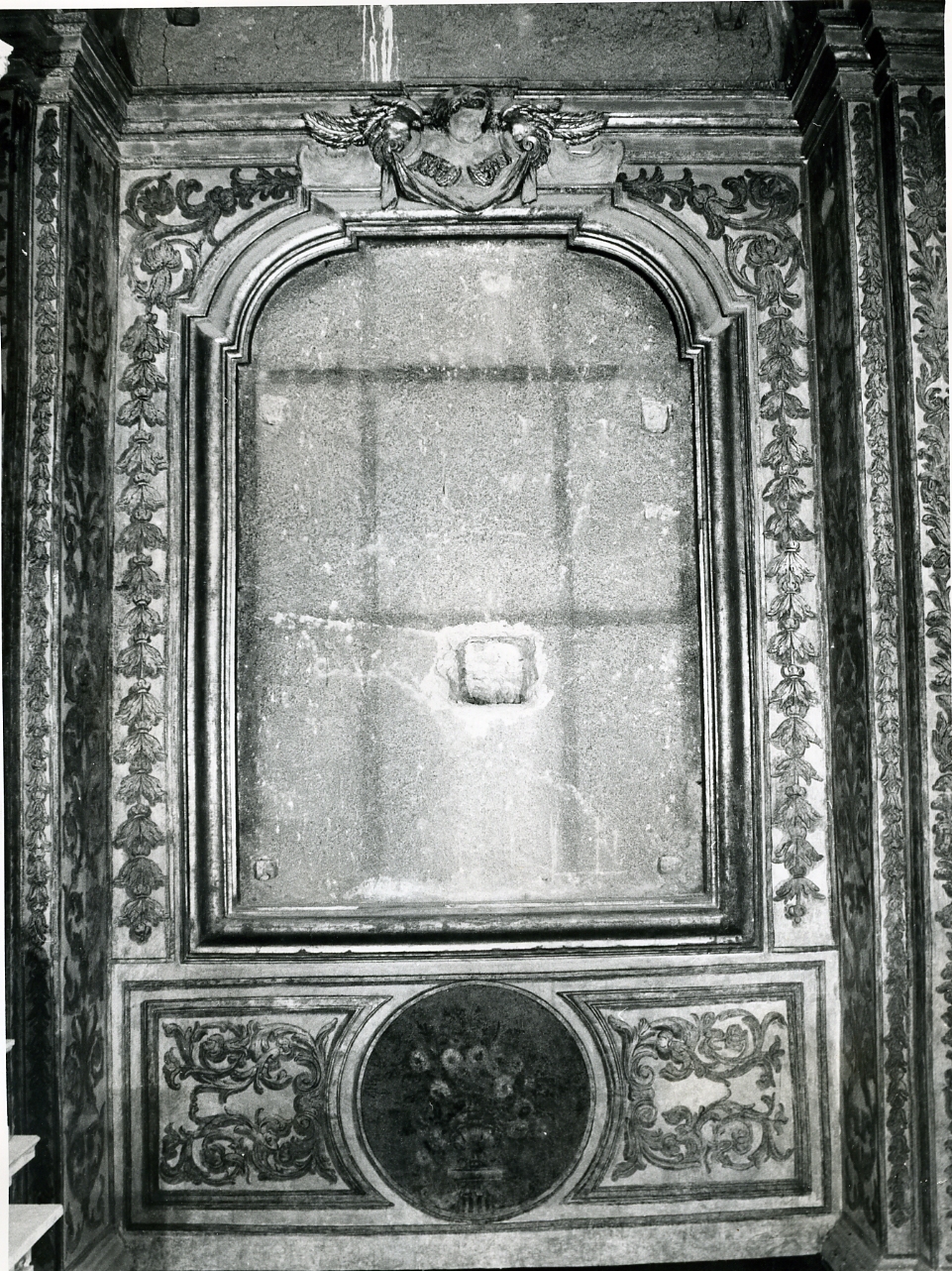 motivi decorativi vegetali e tondi con vasi di fiori (decorazione plastico-pittorica) - ambito napoletano (ultimo quarto sec. XVII)