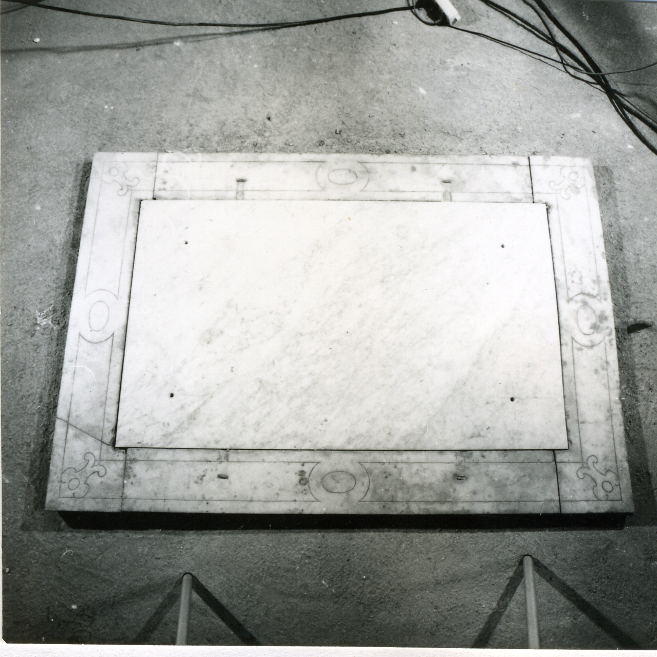 LASTRA TOMBALE - ambito napoletano (TERZO QUARTO sec. XVIII)