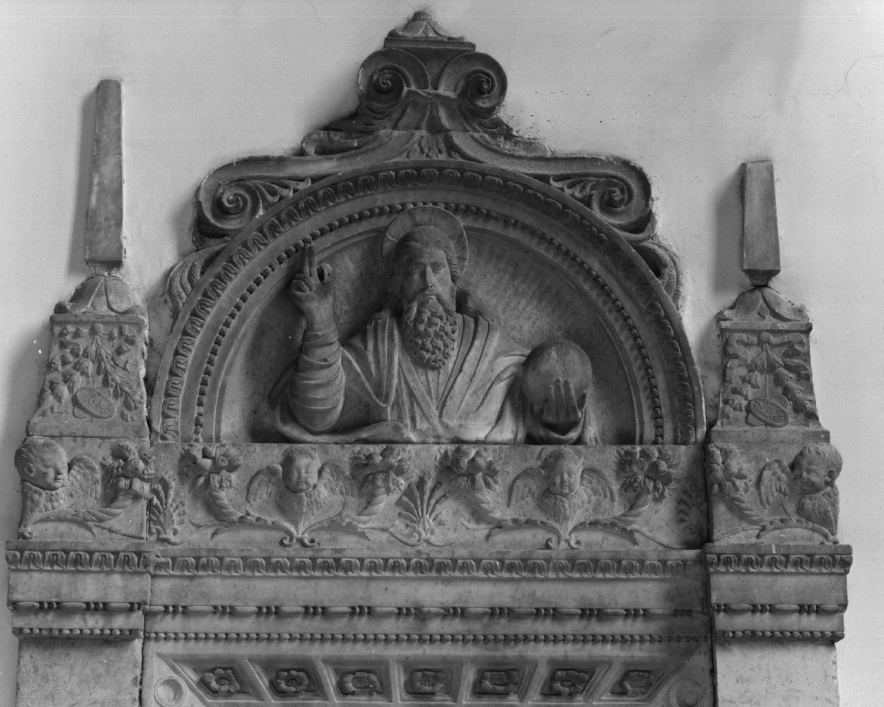 Dio Padre benedicente (rilievo) di Della Pila Jacopo (sec. XV)