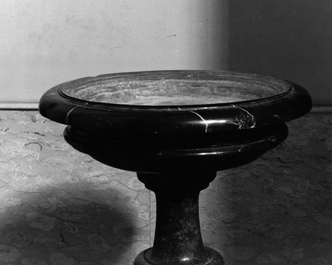 acquasantiera - a fusto, elemento d'insieme - bottega napoletana (sec. XVII)