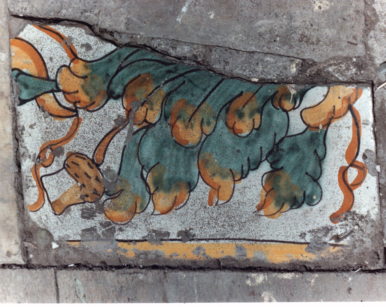 motivi decorativi vegetali (pavimento, frammento) - bottega napoletana (primo quarto sec. XVIII)