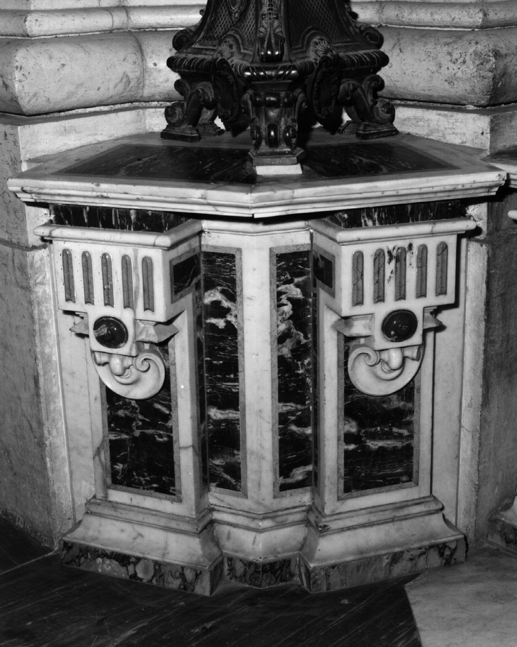 balaustrata, frammento - bottega napoletana (sec. XVII, sec. XX)