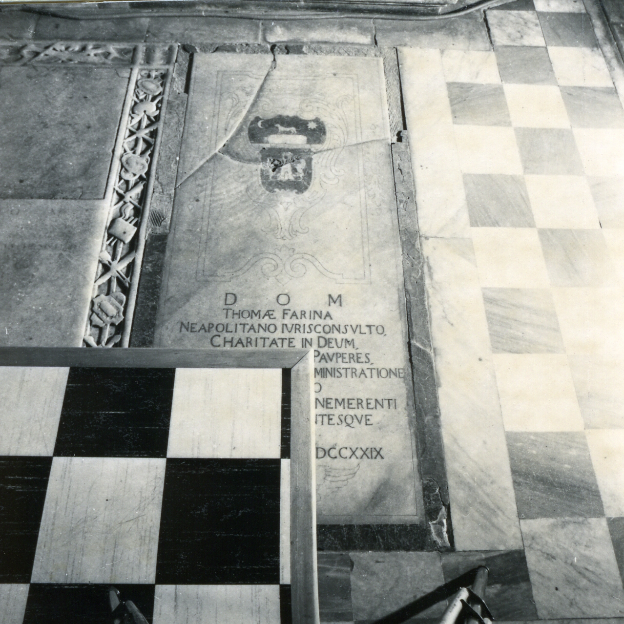 lastra tombale - bottega napoletana (sec. XVIII)