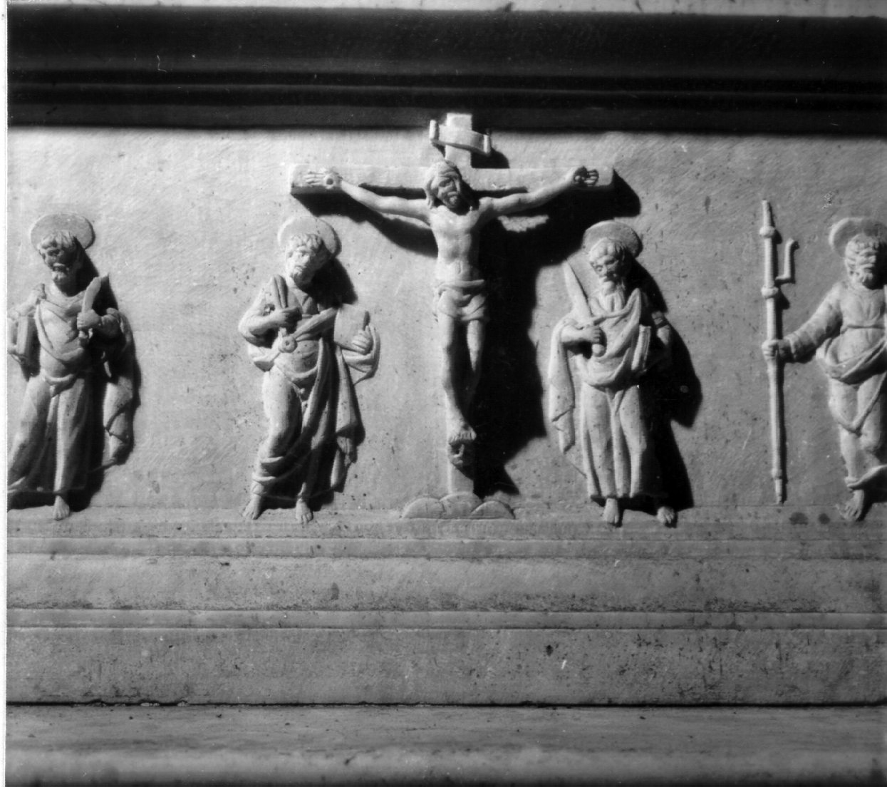 Cristo crocifisso (gradino d'altare, elemento d'insieme) - bottega napoletana (primo quarto sec. XVIII)