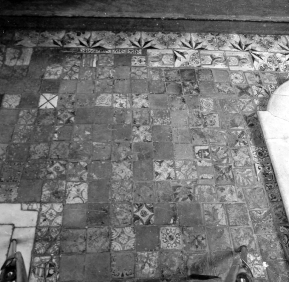 pavimento, frammento - bottega napoletana (sec. XVI, sec. XVII, sec. XVIII)