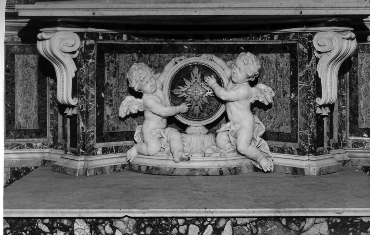 putti reggistemma (paliotto, elemento d'insieme) di Sammartino Giuseppe (cerchia) (sec. XVIII)