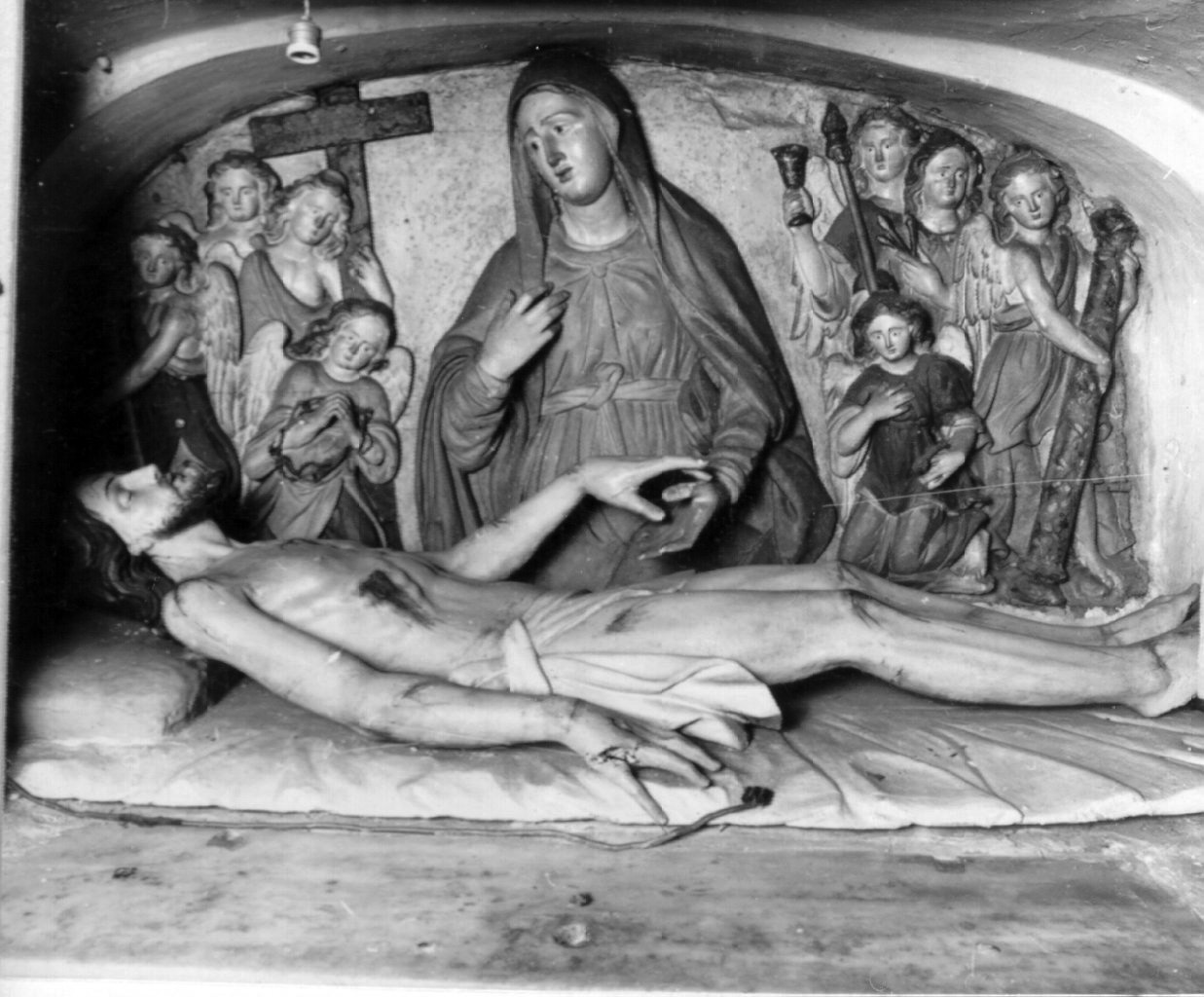 pietà (gruppo scultoreo, insieme) - bottega napoletana (prima metà sec. XIX)