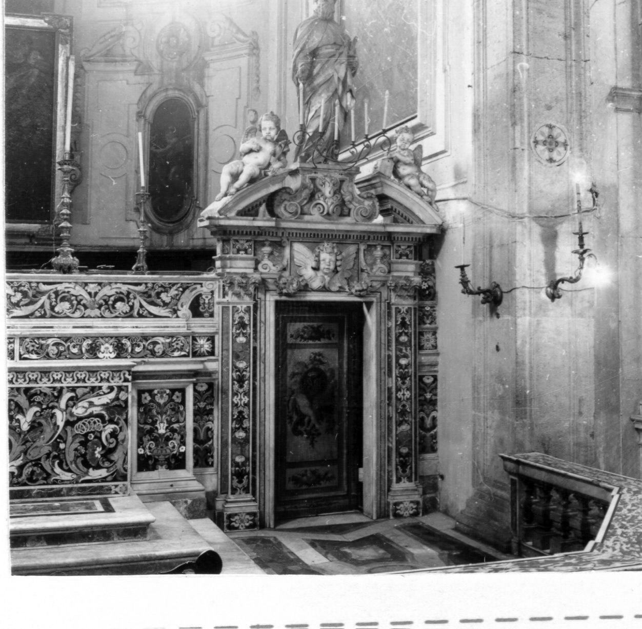 mostra di porta, elemento d'insieme di Vaccaro Lorenzo (cerchia) (ultimo quarto sec. XVII)