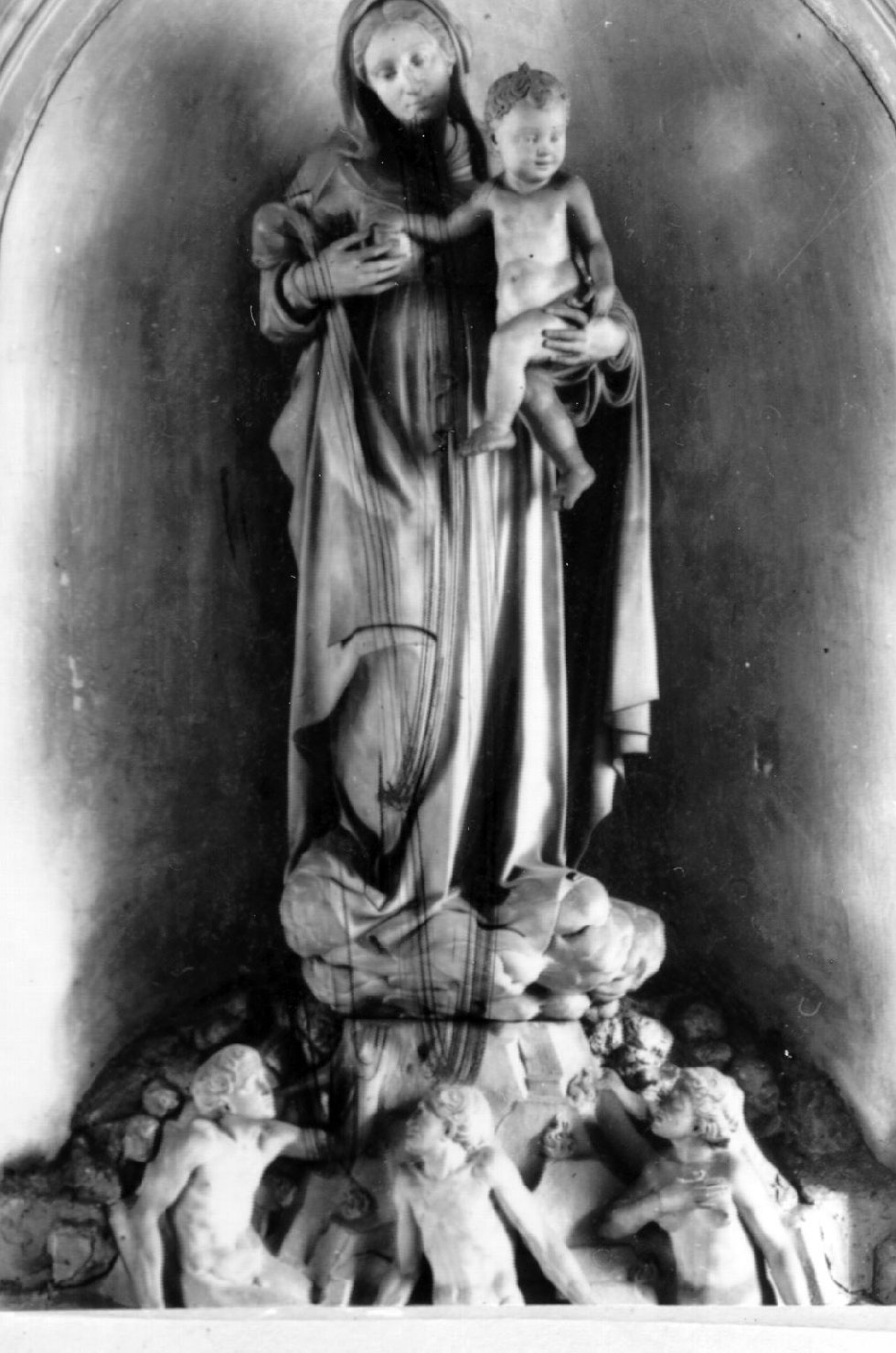 Madonna con personaggi che implorano il suo aiuto (scultura) di Merliano Giovanni detto Giovanni da Nola (sec. XVI)