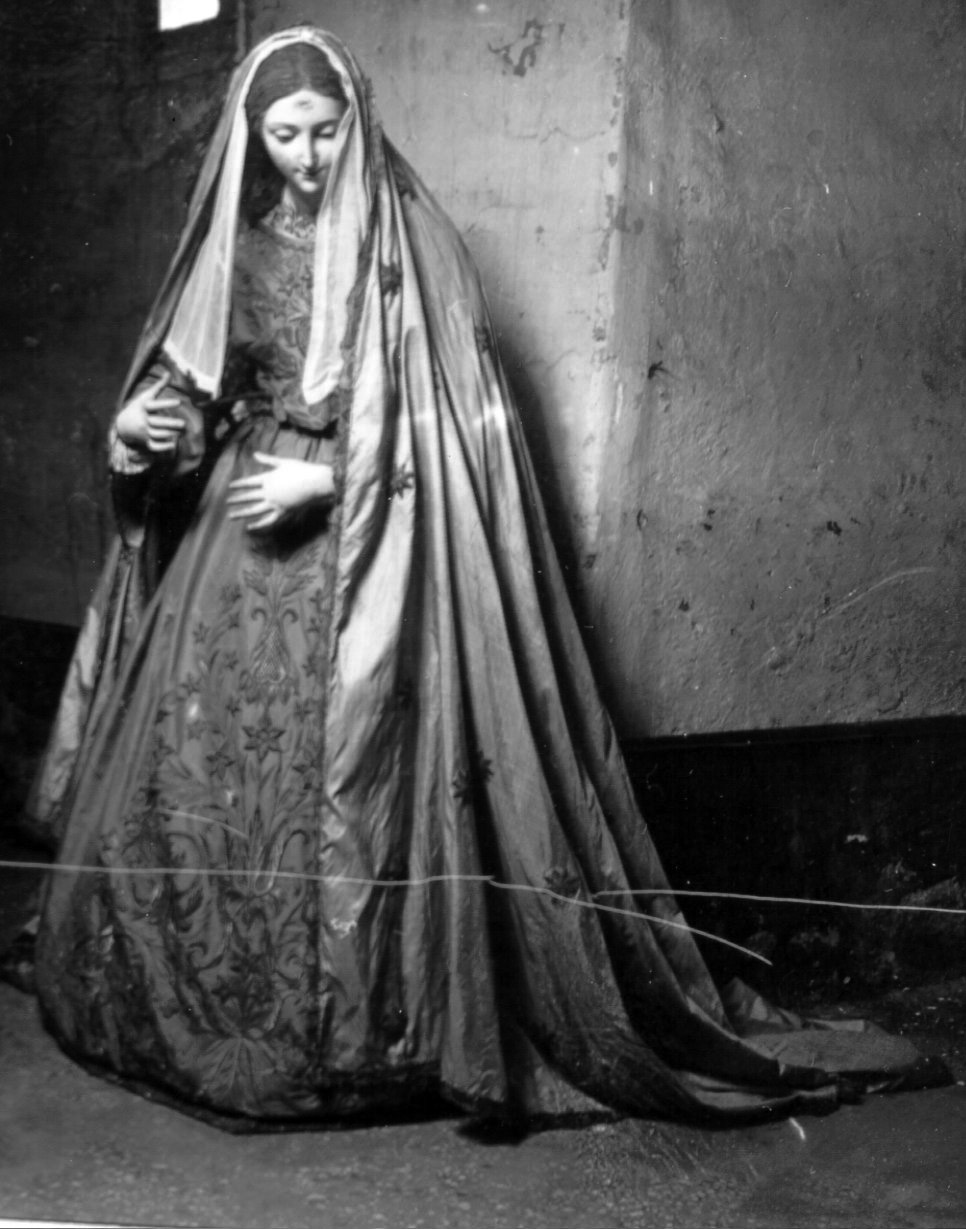 Madonna con personaggi che implorano il suo aiuto (statua) - ambito napoletano (prima metà sec. XIX)