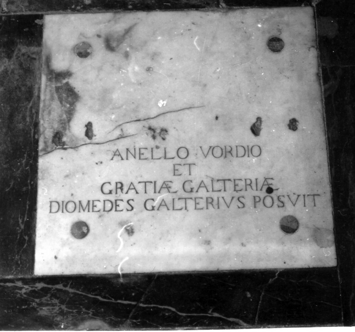 lapide tombale - bottega napoletana (seconda metà sec. XVI)