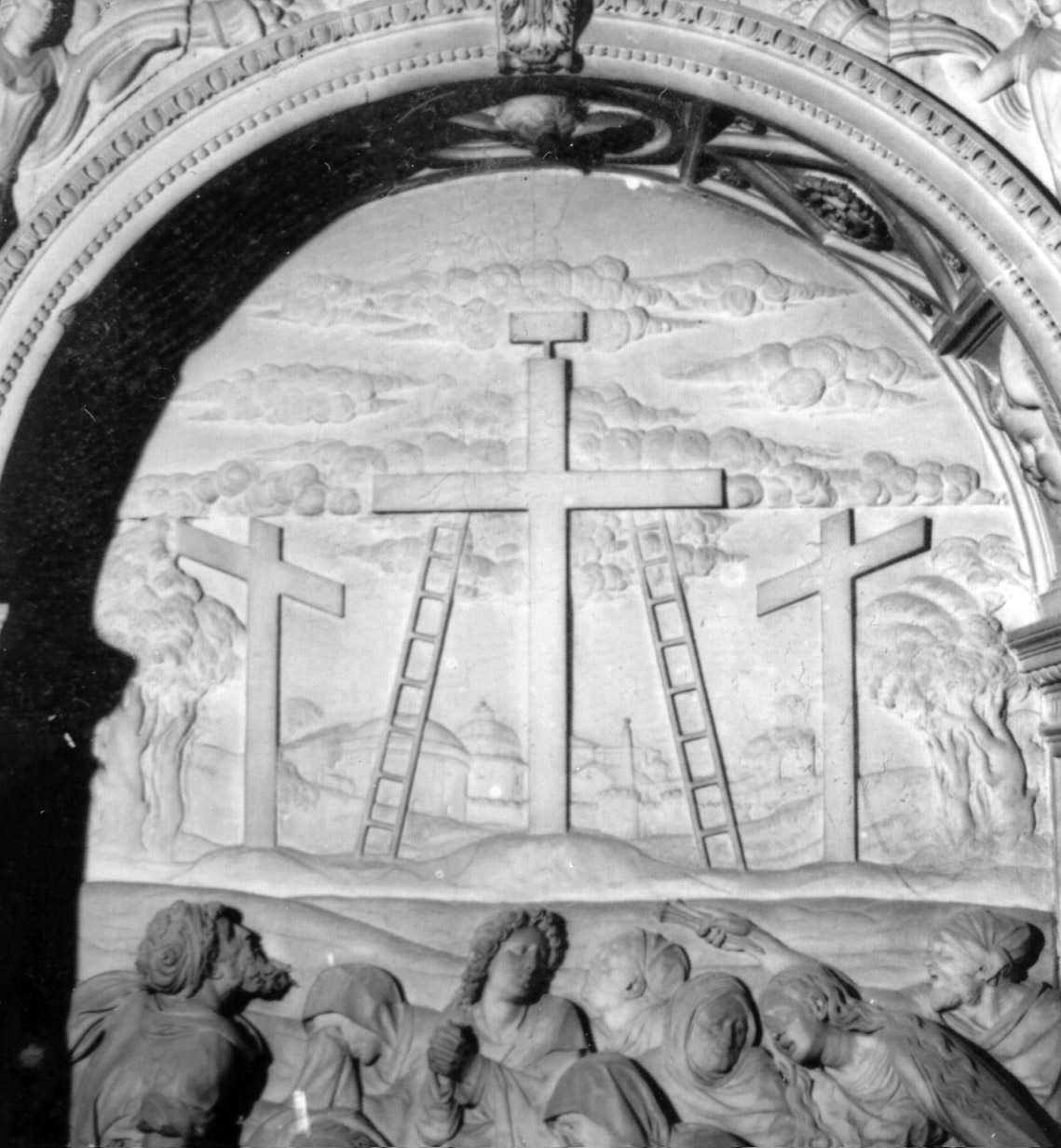deposizione di Cristo dalla croce (rilievo, elemento d'insieme) di Merliano Giovanni detto Giovanni da Nola (prima metà sec. XVI)
