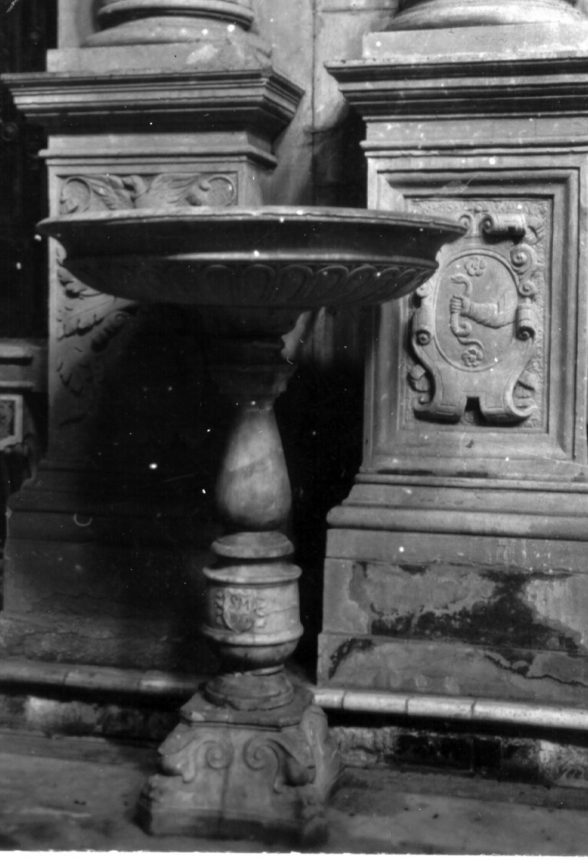 acquasantiera - a fusto - bottega napoletana (metà sec. XVI)