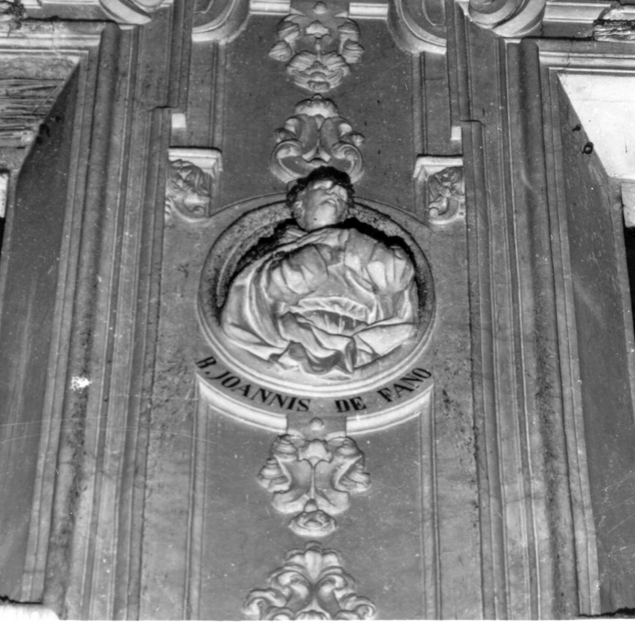 beato Giovanni da Fano (rilievo, elemento d'insieme) di Vaccaro Domenico Antonio (cerchia) (fine sec. XVII)