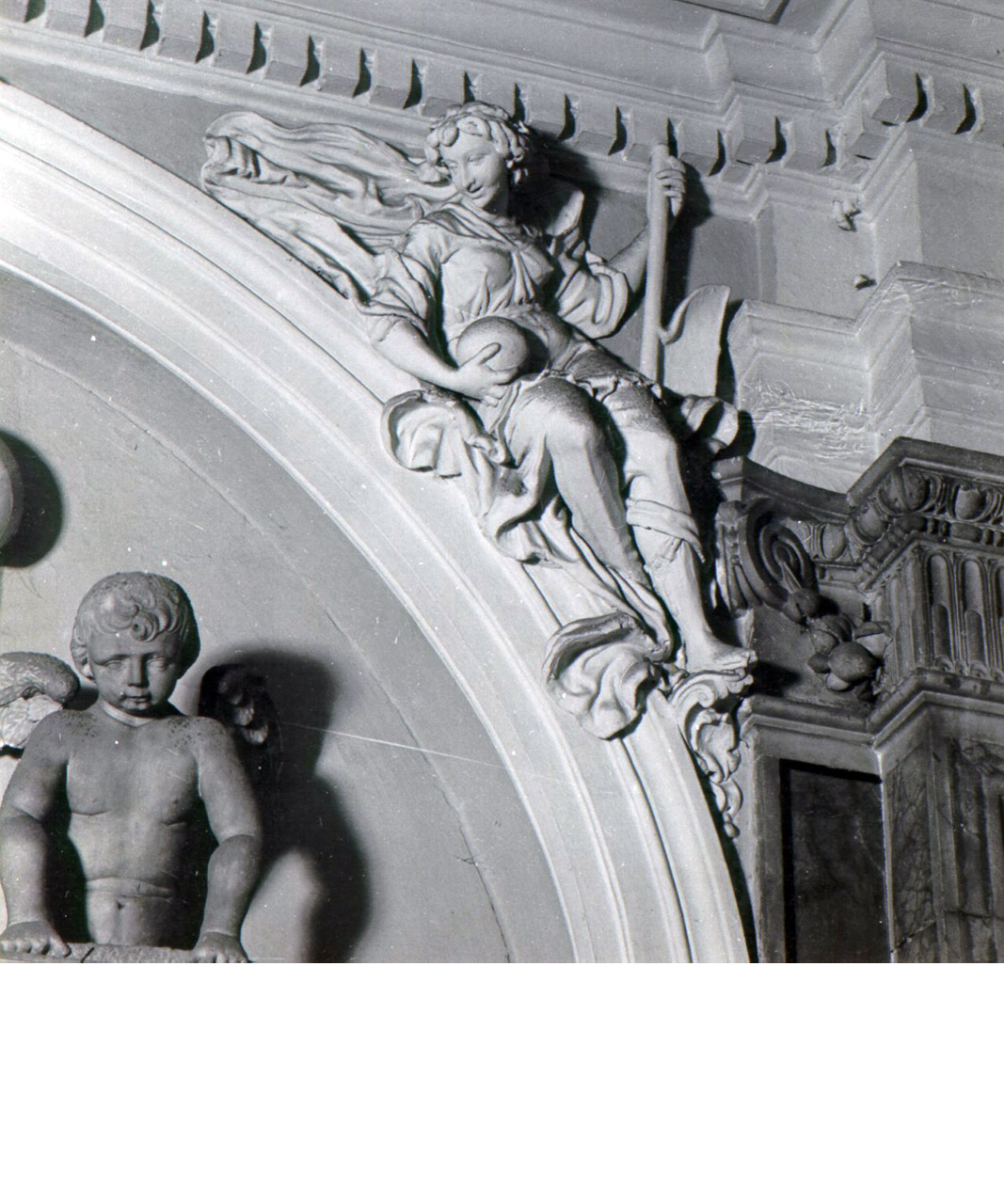 FIGURE ALLEGORICHE FEMMINILI (DECORAZIONE PLASTICA, COMPLESSO DECORATIVO) - BOTTEGA NAPOLETANA (PRIMO QUARTO sec. XVII)