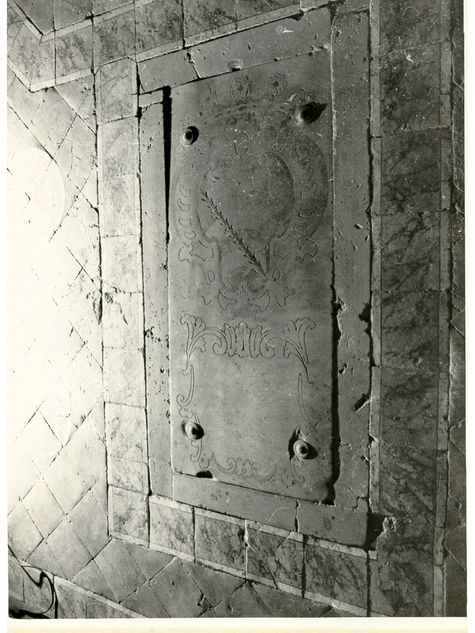 lastra tombale - bottega napoletana (prima metà sec. XVIII)