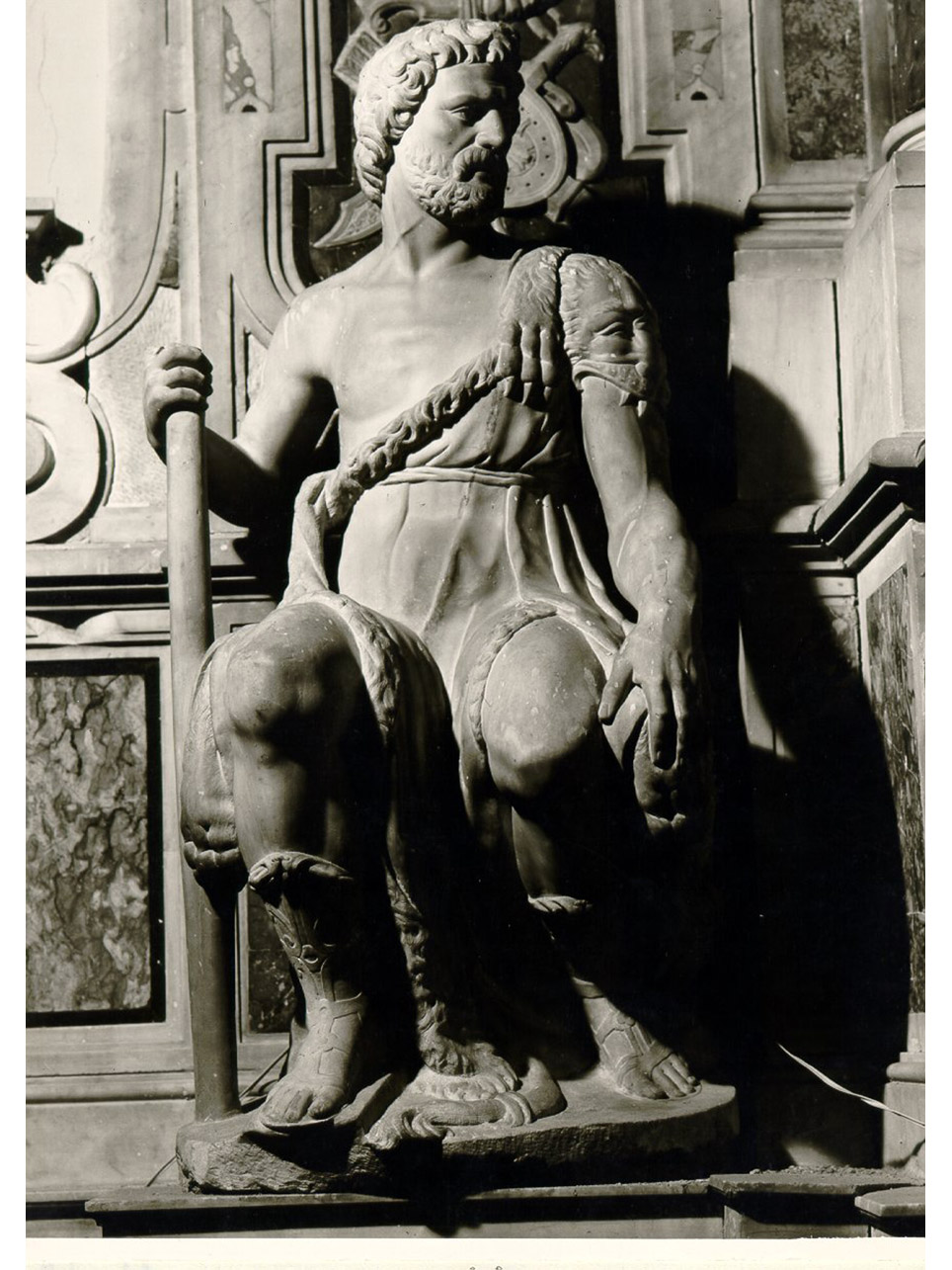 FIGURA ALLEGORICA MASCHILE (SCULTURA, ELEMENTO D'INSIEME) - AMBITO NAPOLETANO (SECONDO QUARTO sec. XVII)