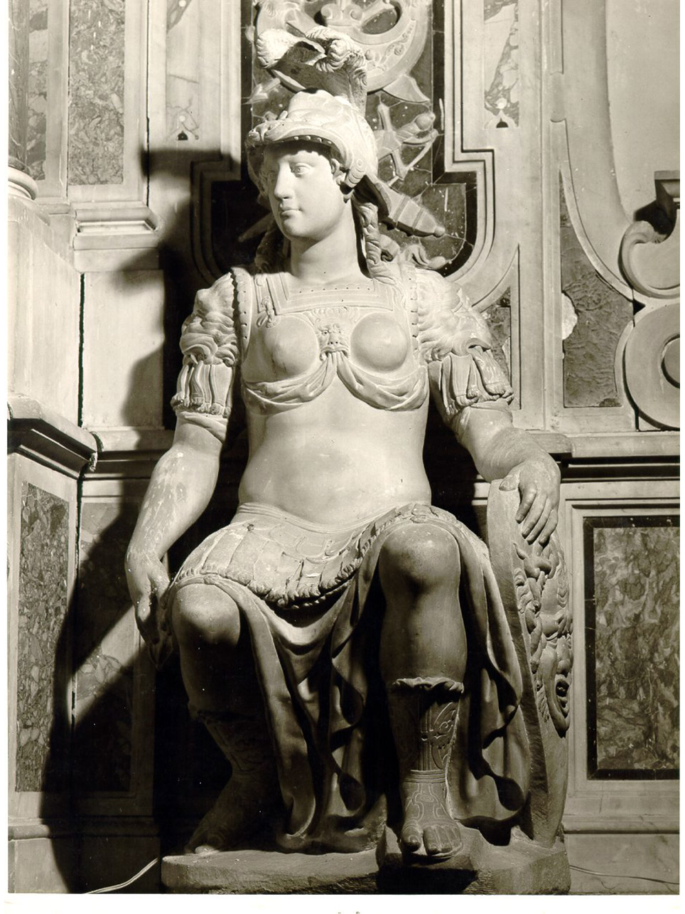 FIGURA ALLEGORICA FEMMINILE (SCULTURA, ELEMENTO D'INSIEME) - AMBITO NAPOLETANO (SECONDO QUARTO sec. XVII)