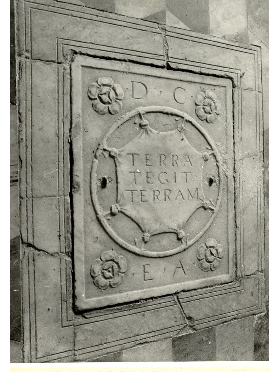 lastra tombale - bottega napoletana (prima metà sec. XVI)