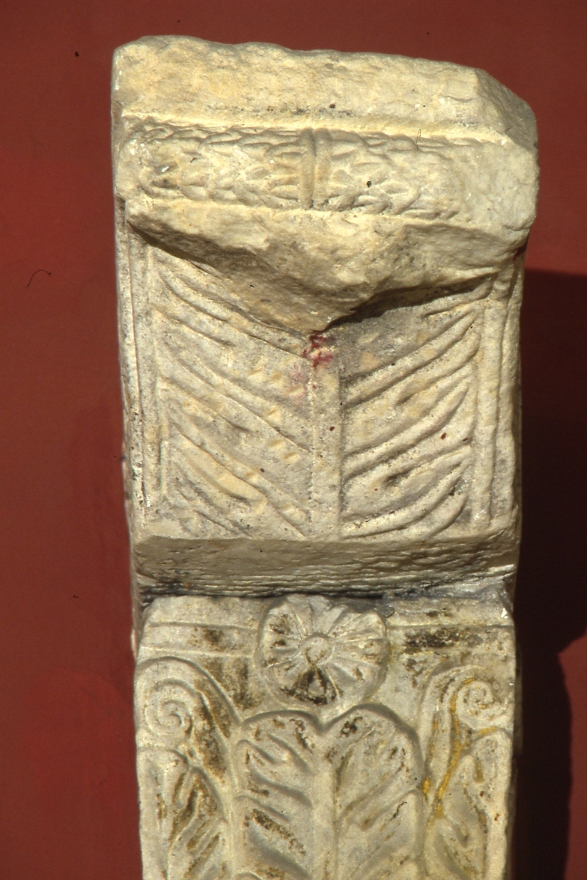 motivi decorativi vegetali (capitello - a gruccia) - bottega Europa centro-orientale (fine sec. X)