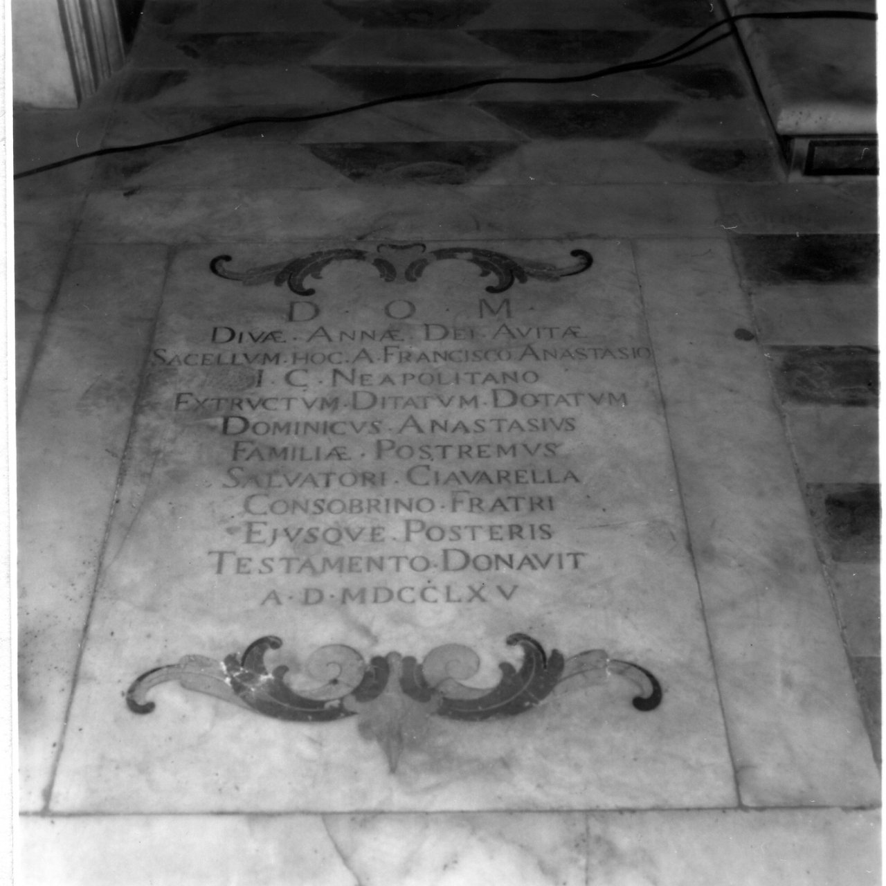 motivi decorativi vegetali (lapide tombale) - bottega napoletana (sec. XVIII)