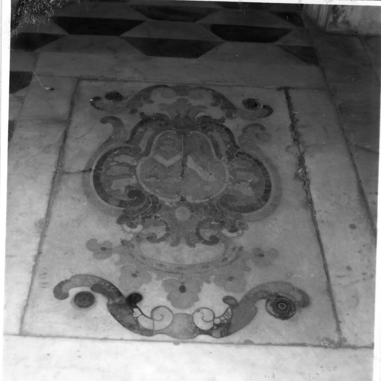 lapide tombale - bottega napoletana (seconda metà sec. XVIII)