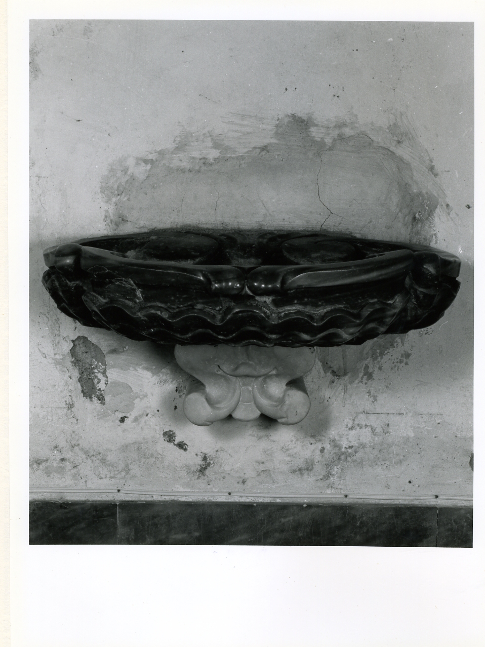 acquasantiera da parete, serie - bottega napoletana (secondo quarto sec. XVII)