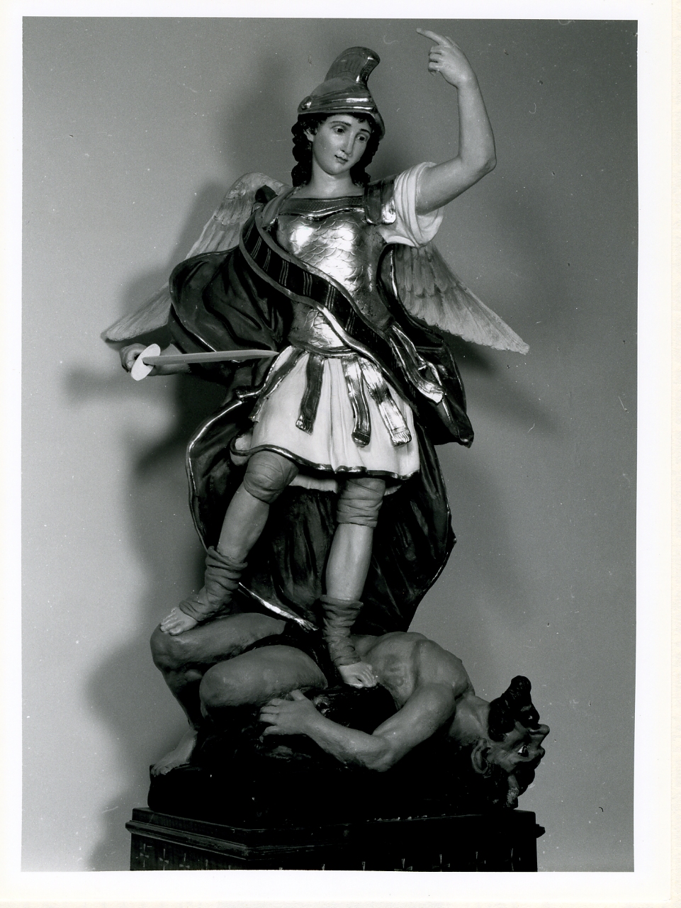 San Michele Arcangelo combatte Satana (statua) - bottega napoletana (prima metà sec. XX)