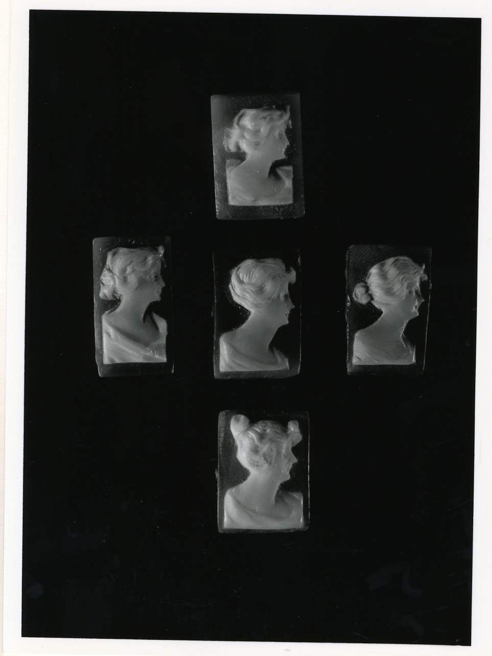 testa di donna (cammeo, serie) - bottega napoletana (primo quarto sec. XX)