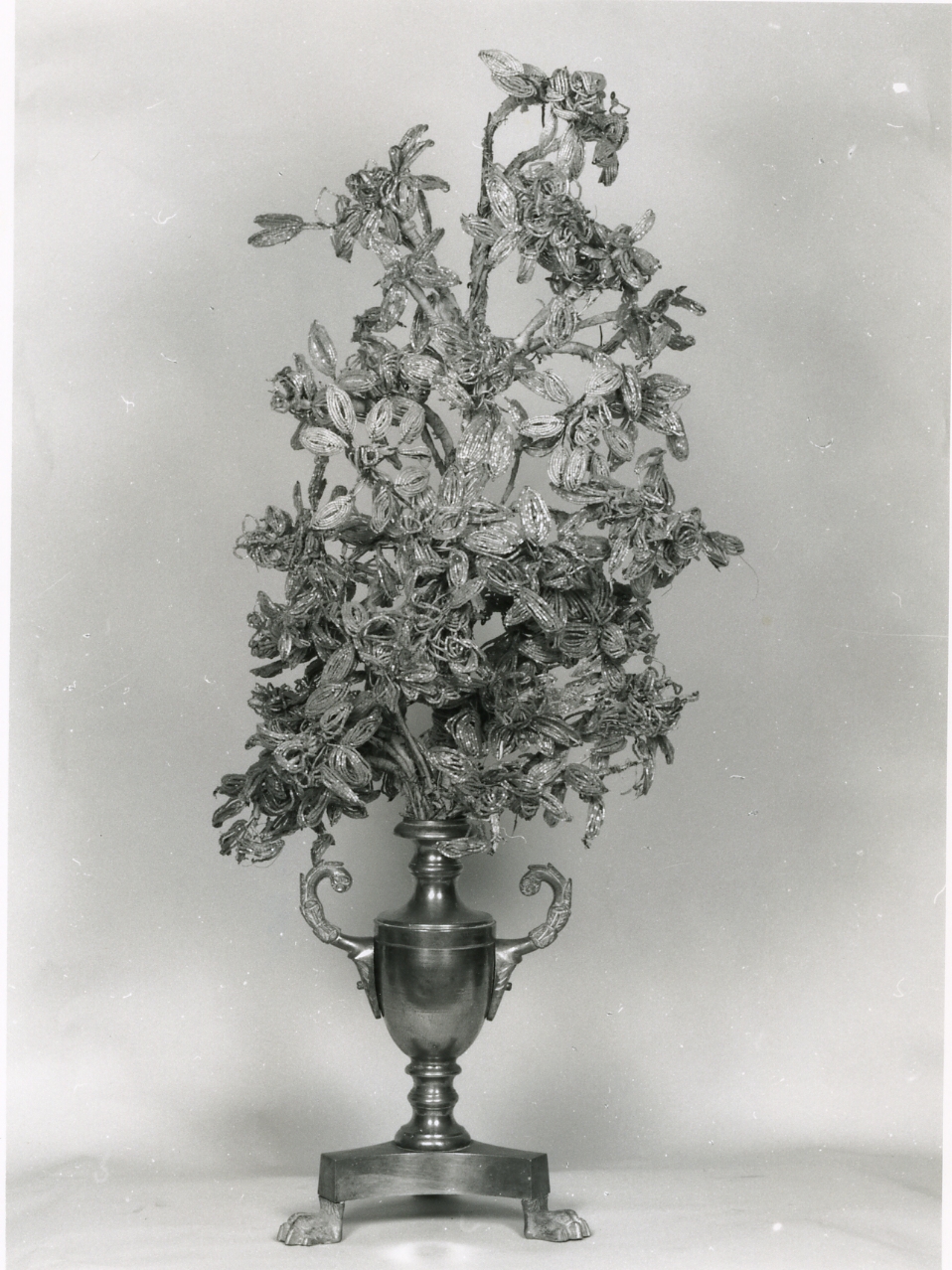 vaso d'altare con composizione floreale, serie - bottega napoletana (sec. XIX)