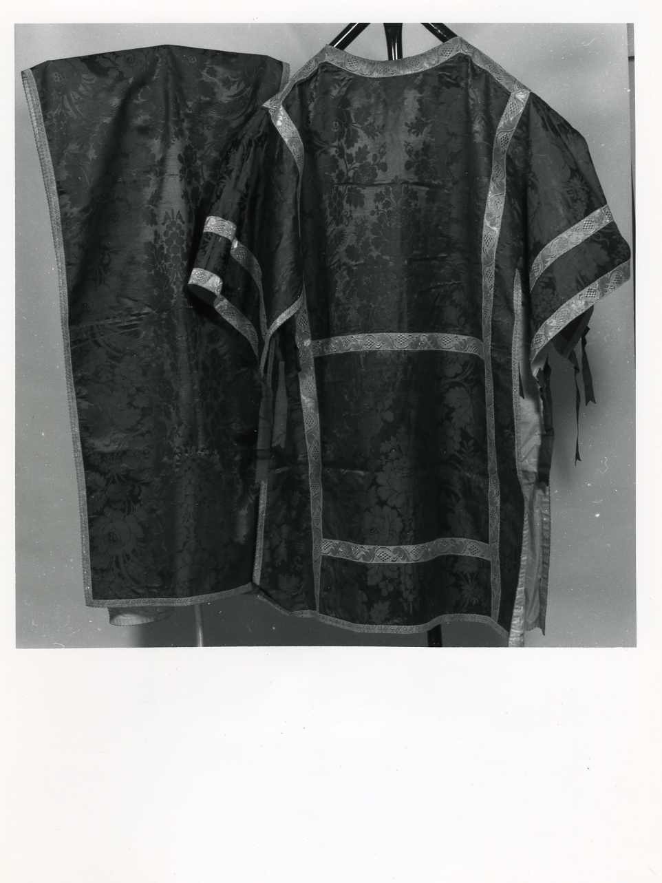 paramento liturgico, insieme - manifattura napoletana (prima metà sec. XX)