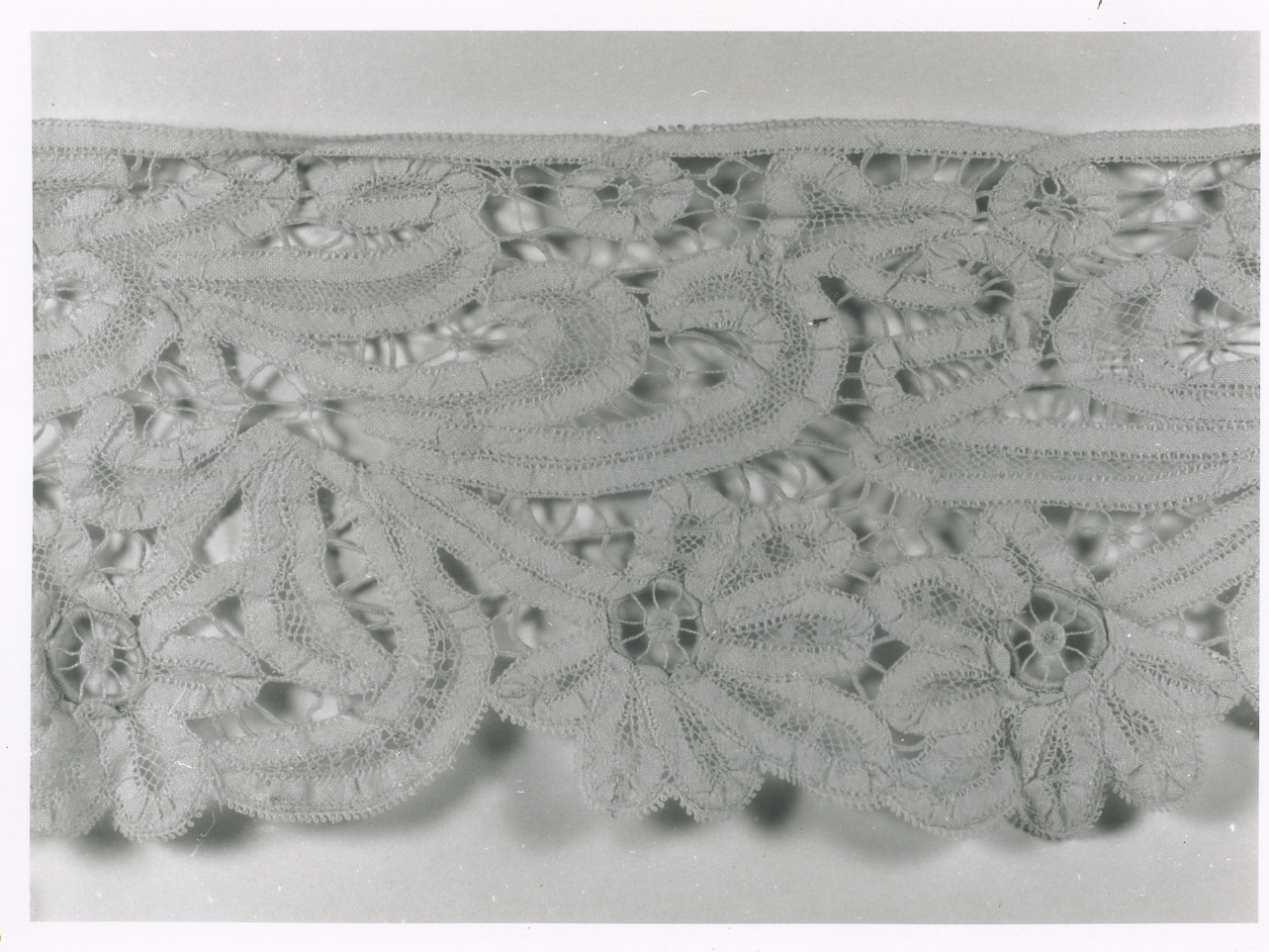 tovaglia d'altare - manifattura napoletana (prima metà sec. XX)