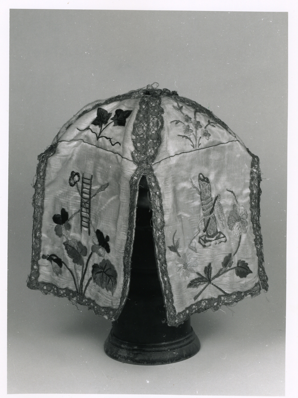 conopeo di pisside - manifattura napoletana (sec. XIX)