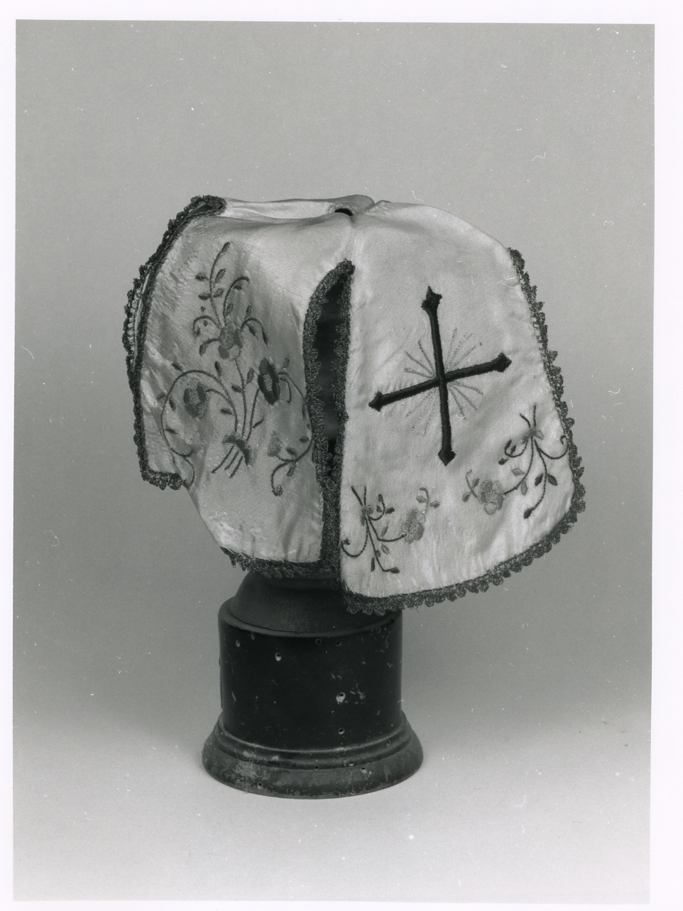 conopeo di pisside - manifattura napoletana (prima metà sec. XX)