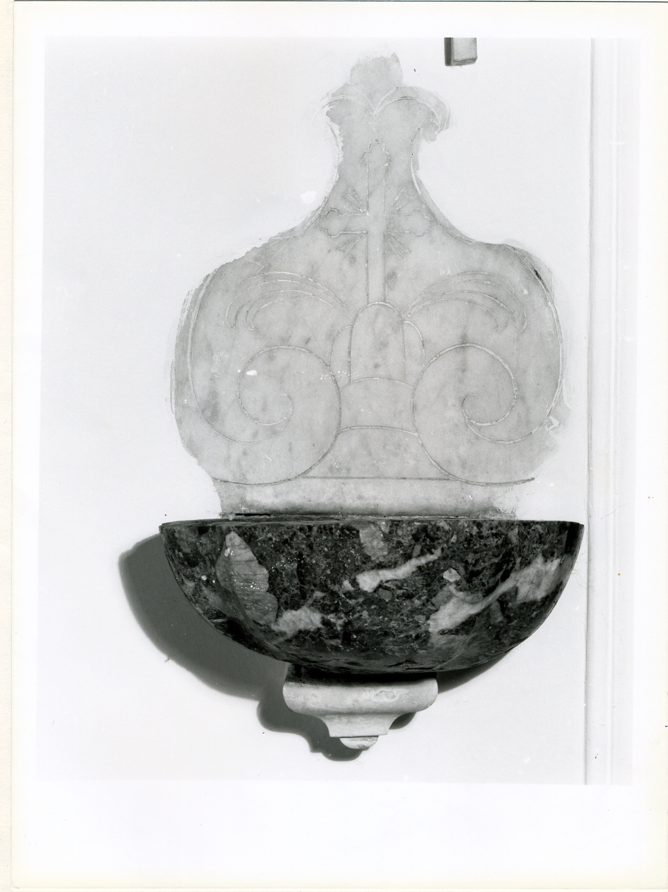 acquasantiera da parete - bottega campana (fine/inizio secc. XVIII/ XIX)