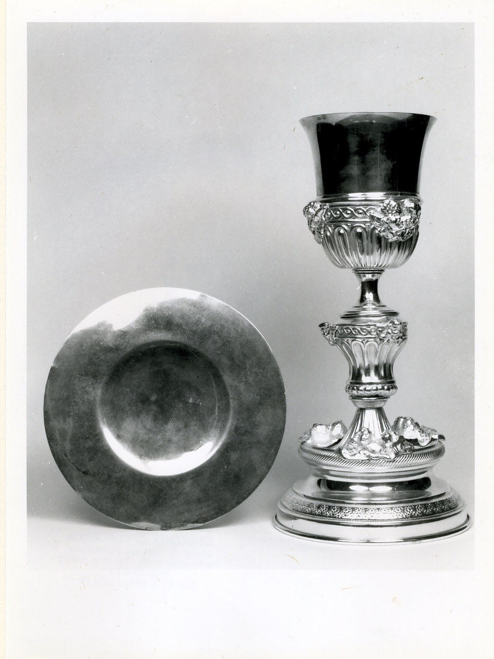 patena, elemento d'insieme - bottega napoletana (metà sec. XIX)