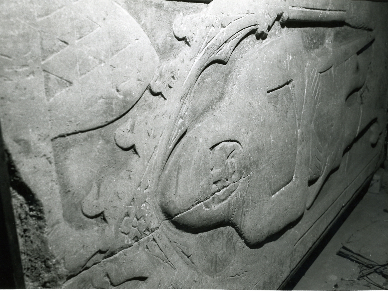 FIGURA DI UN GUERRIERO GIACENTE (LASTRA TOMBALE, ELEMENTO D'INSIEME) - AMBITO NAPOLETANO (Metà sec. XIV)